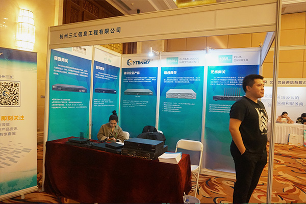 �������R